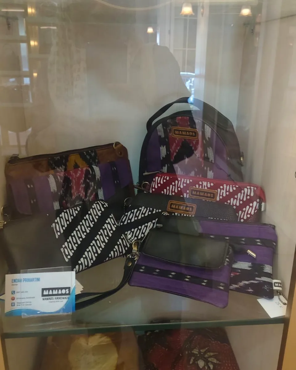 Koleksi tas dan pouch berbahan tekstil bermotif